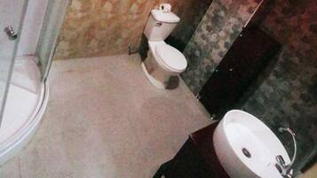Un baño con inodoro, lavabo y bañera.