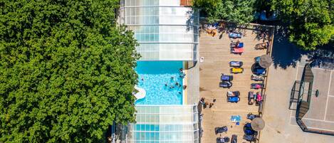 Alberca techada, acceso de 10:00 a 19:00, y camastros