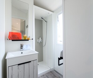 Casa de campo Premium, 2 habitaciones | Baño | Regadera 