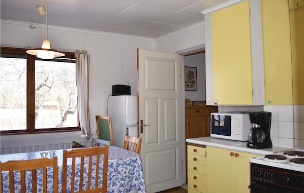 Réfrigérateur, four à micro-ondes, surface de cuisson, cafetière-théière