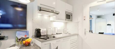 Fridge, stovetop, dishwasher, coffee/tea maker