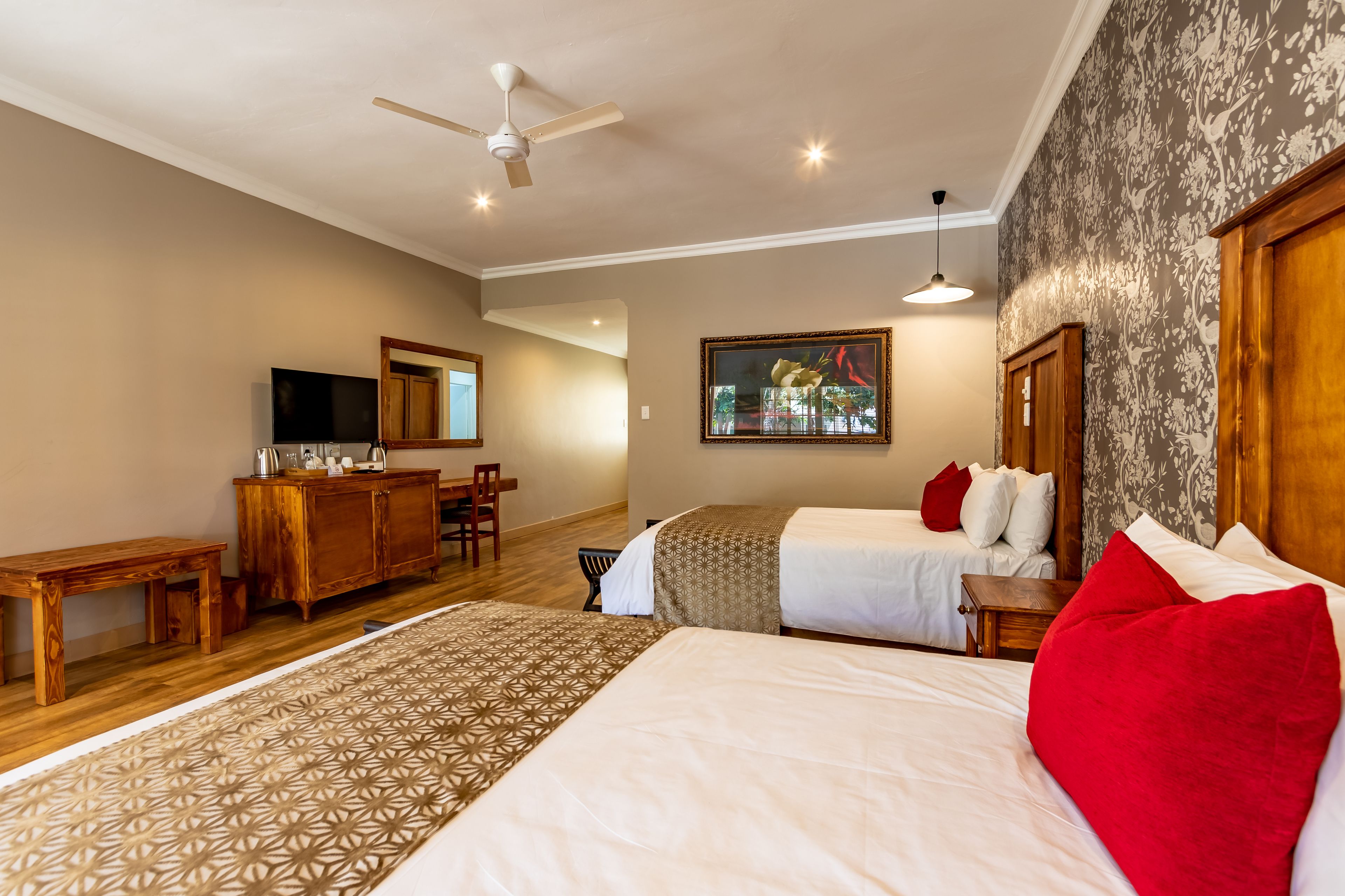 غرفة مزدوجة عائلية | ميني بار وخزنة داخل الغرفة ومكتب وواي فاي مجانًا