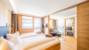 Une chambre d’hôtel moderne équipée d’un grand lit, d’un bureau, d’une chaise et d’un téléviseur.