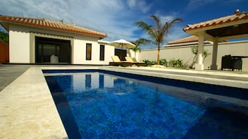 Outdoor pool, sun loungers