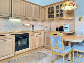 Jääkaappi, uuni, astianpesukone, kahvin-/teenkeitin