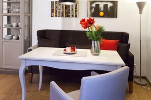 Lägenhet - 2 sovrum (incl. 48€ cleaning fee) | Vardagsrum | Platt-tv