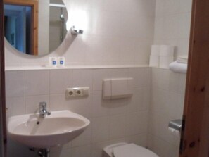 Een douche, handdoeken