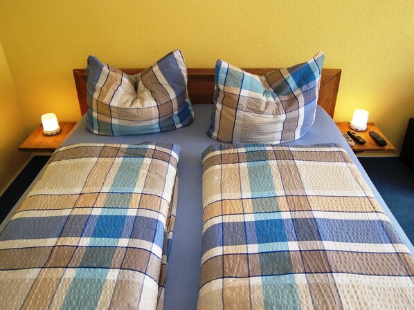 1 bedroom, bed sheets