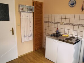 Réfrigérateur, cafetière/bouilloire, bouilloire électrique, grille-pain
