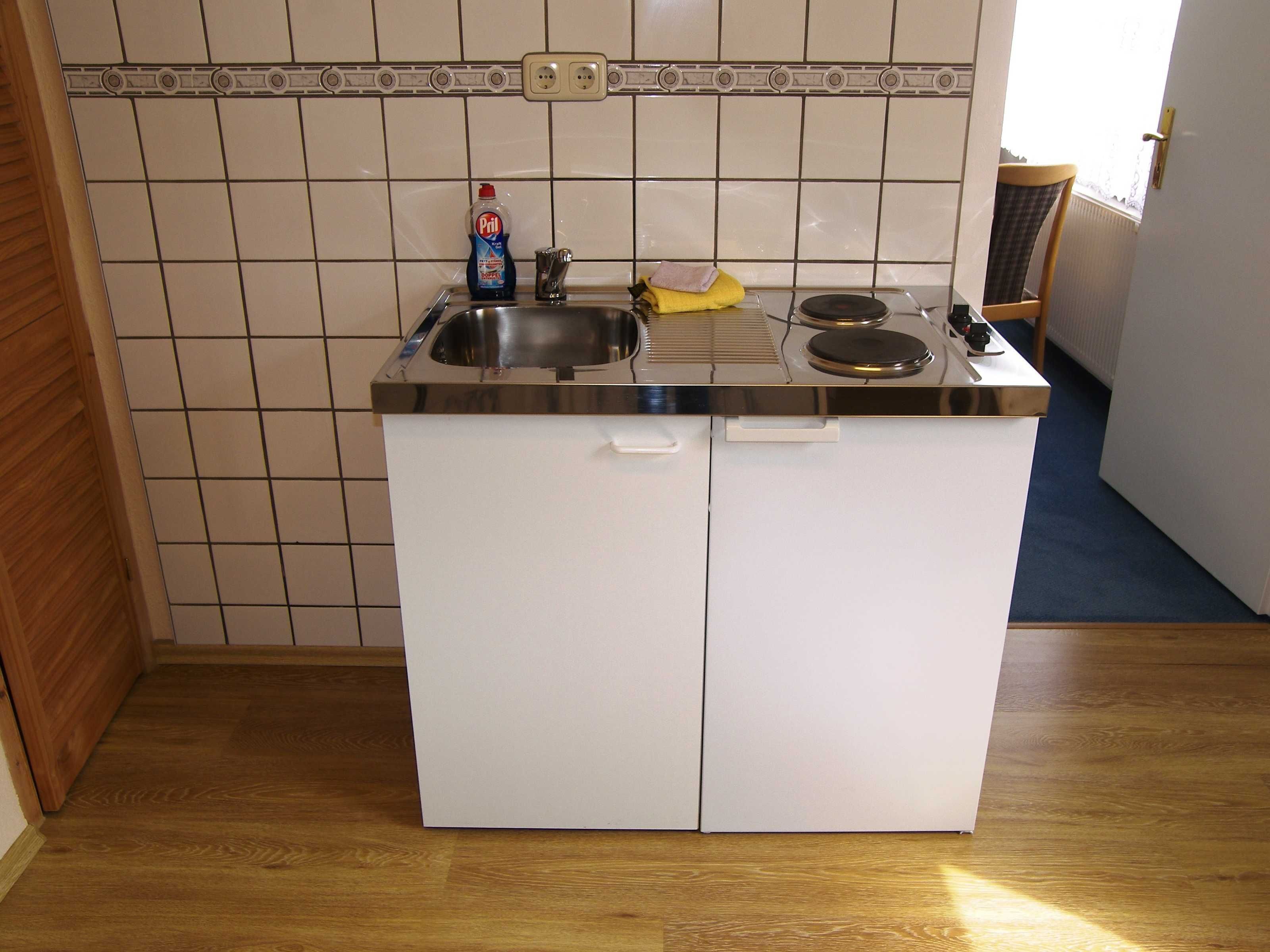 Refrigerador, cafetera y tetera, tetera eléctrica y tostadora 