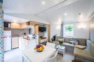 Refrigerador, microondas, placa de cocina, tetera/pava eléctrica