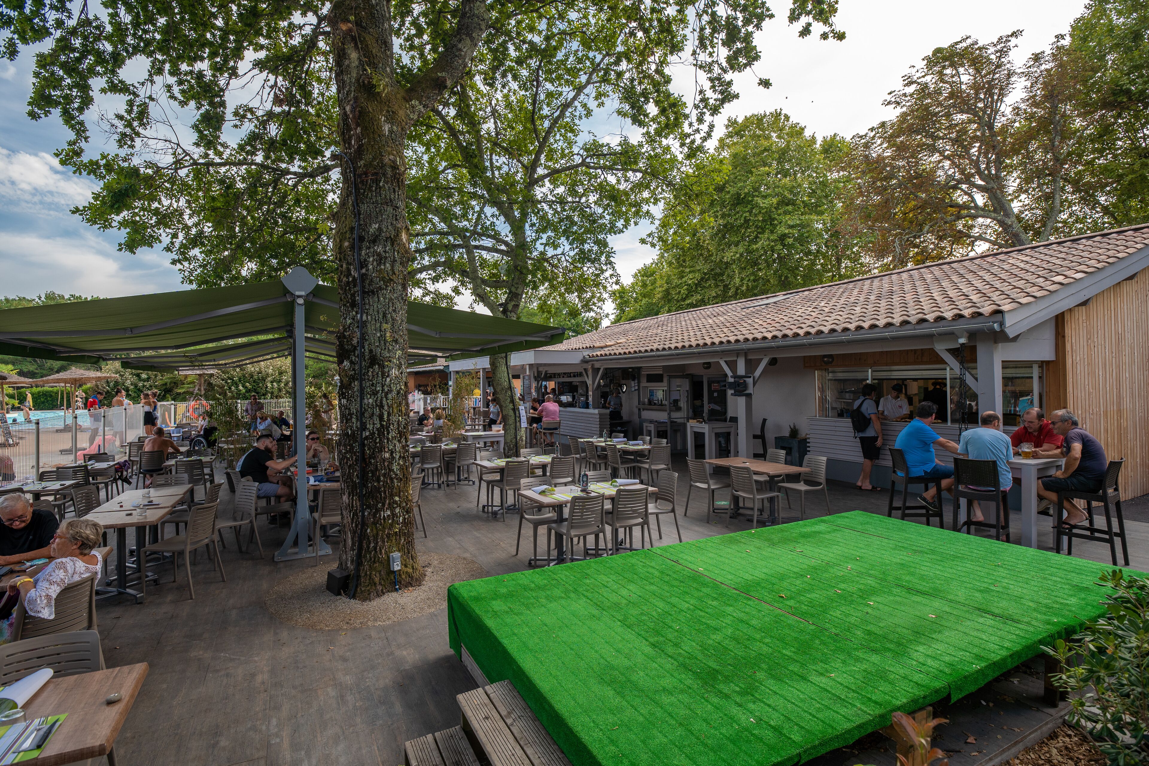 Déjeuner et dîner servis sur place, spécialités Cuisine à base de pizza