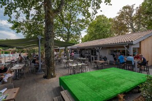 供应午餐和晚餐,披萨饼