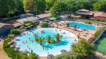 2 piscines extérieures, chaises longues