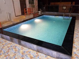 Una piscina techada, una piscina al aire libre