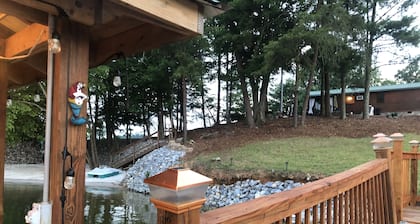 Acogedora cabaña en el lago James con playa privada y muelle para embarcaciones