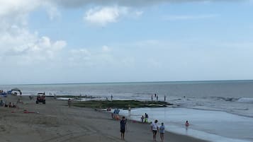 在海滩、沙滩椅、沙滩毛巾