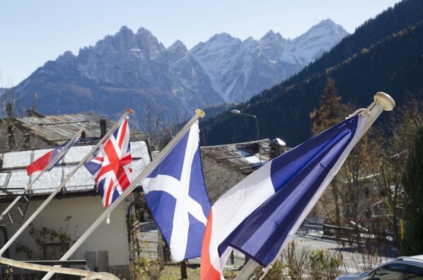 Banderas del Reino Unido y de Escocia con montañas al fondo.