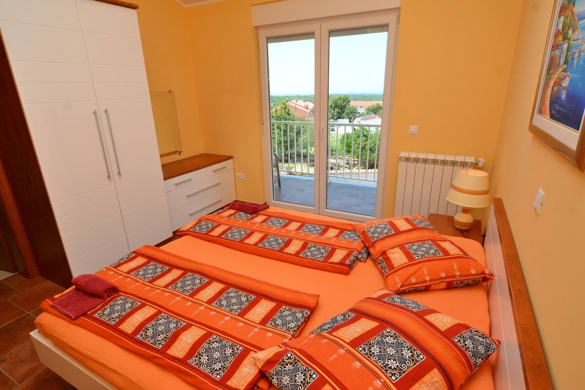 3 bedrooms, in-room safe, iron/ironing board, WiFi (free)