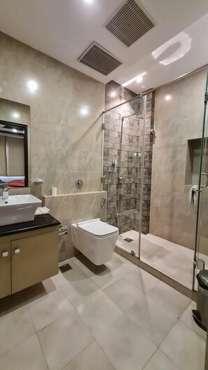 Amenidades de baño gratuitas, secadora de cabello, batas, pantuflas 