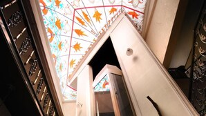 A staircase with a glass ceiling featuring a geometric pattern. - Hotel Diplomat Residency (New Delhi)