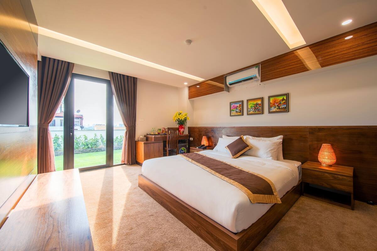 Minibar, desk, blackout curtains, free WiFi
