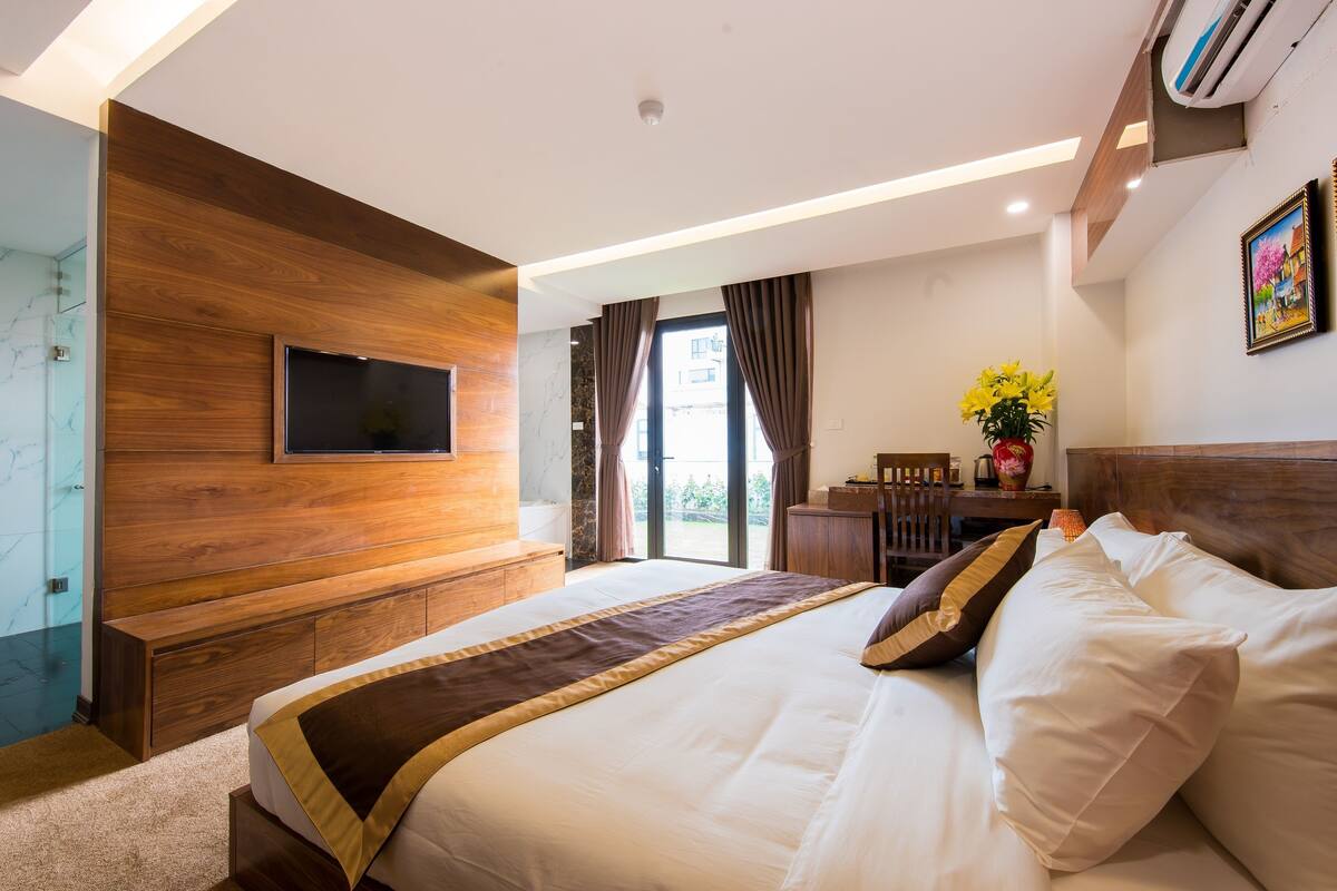 Minibar, desk, blackout curtains, free WiFi