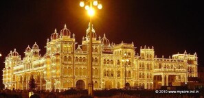 Un edificio imponente e iluminado, con múltiples cúpulas y arcos, probablemente un hito histórico o cultural.