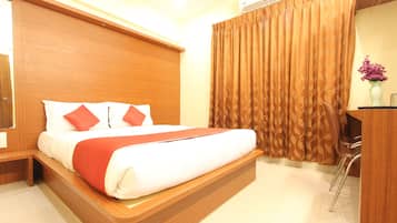 1 bedroom, desk, soundproofing, rollaway beds