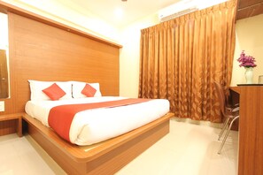 1 bedroom, desk, soundproofing, rollaway beds