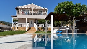 Outdoor pool, pool loungers - Villa Anastasis (Corfu)