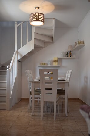 Villa, 3 Schlafzimmer | Essbereich im Zimmer