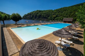 Piscine extérieure (ouverte en saison), chaises longues