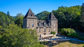 Cucina locale, con vista sul giardino 