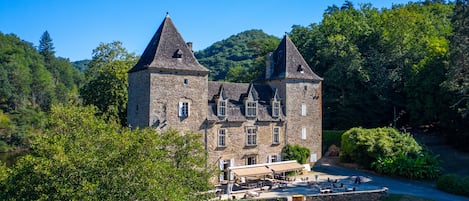 Cocina local, con vista al jardín