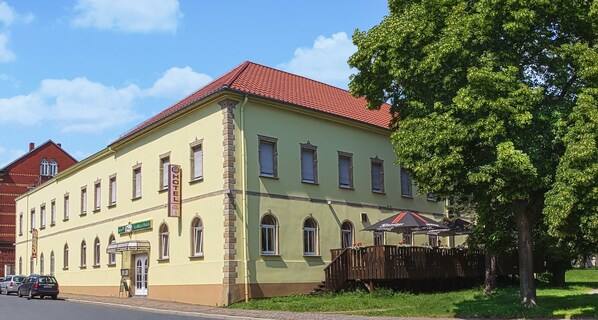 A two-story building with a sign reading "HOTEL" and "LA BELLA ITALIA". - Hotel Zur Post (Wurzen)