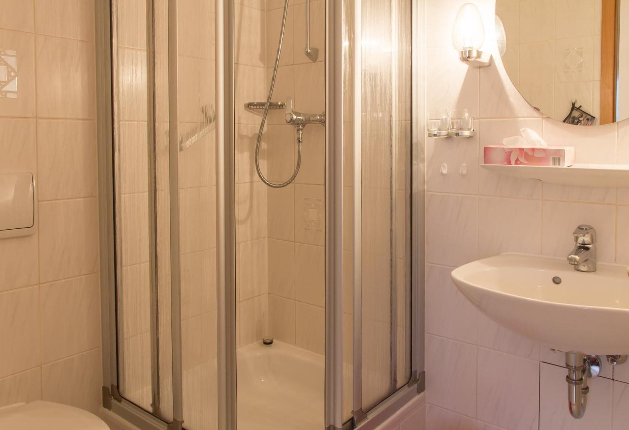 Dusche, kostenlose Toilettenartikel, Haartrockner, Handtücher