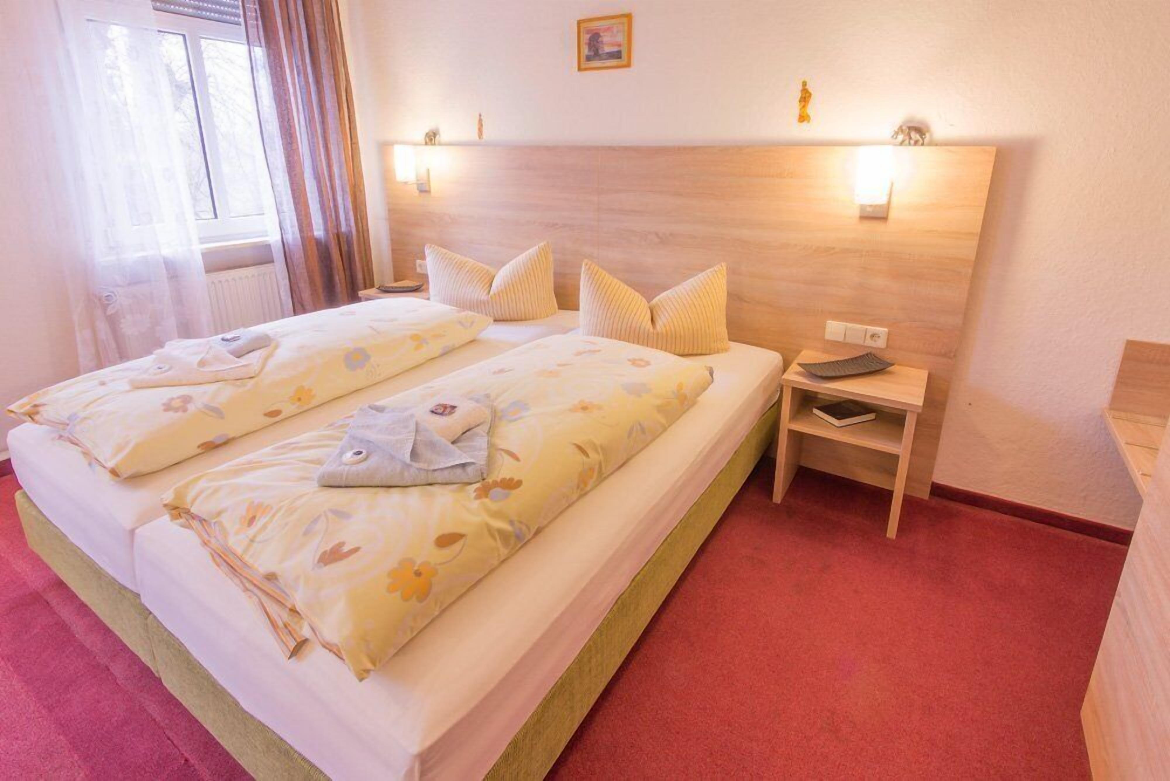 Hochwertige Bettwaren, Minibar, Zimmersafe, Schreibtisch