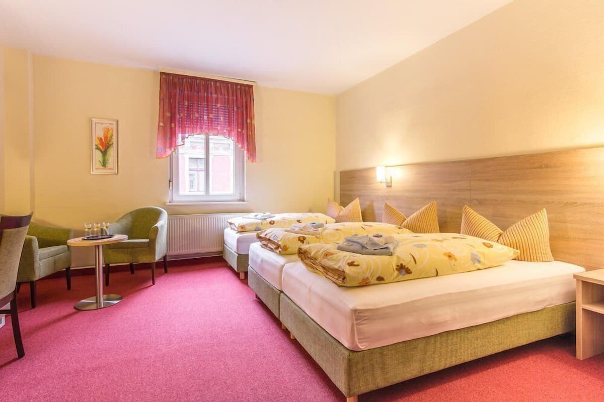 Standaard driepersoonskamer | Luxe beddengoed, een minibar, een kluis op de kamer, een bureau