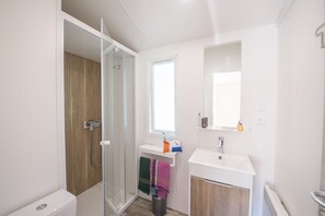 Casa de campo Premium, 3 habitaciones | Baño | Ducha y papel higiénico