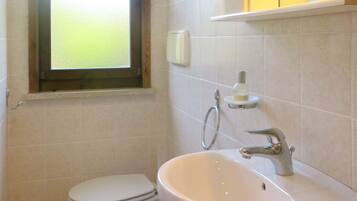 Villa, 3 Bedrooms | Bilik Mandi | Pancuran mandi, bidet