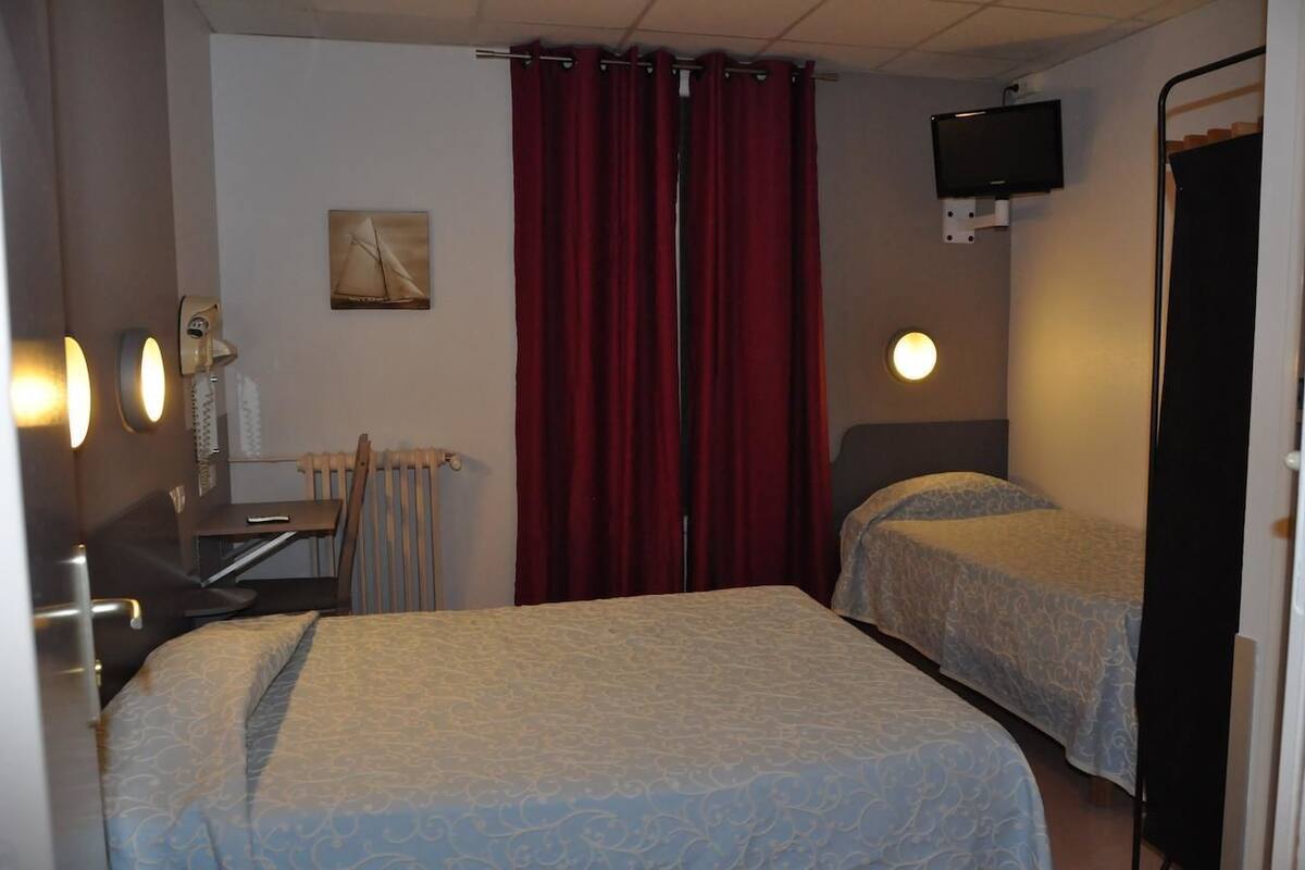 Triple Room | Desk, iron/ironing board (on request), cribs (free), WiFi (free)