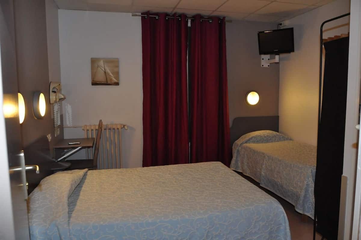 Dreibettzimmer | Schreibtisch, Bügeleisen/Bügelbrett, kostenlose Babybetten