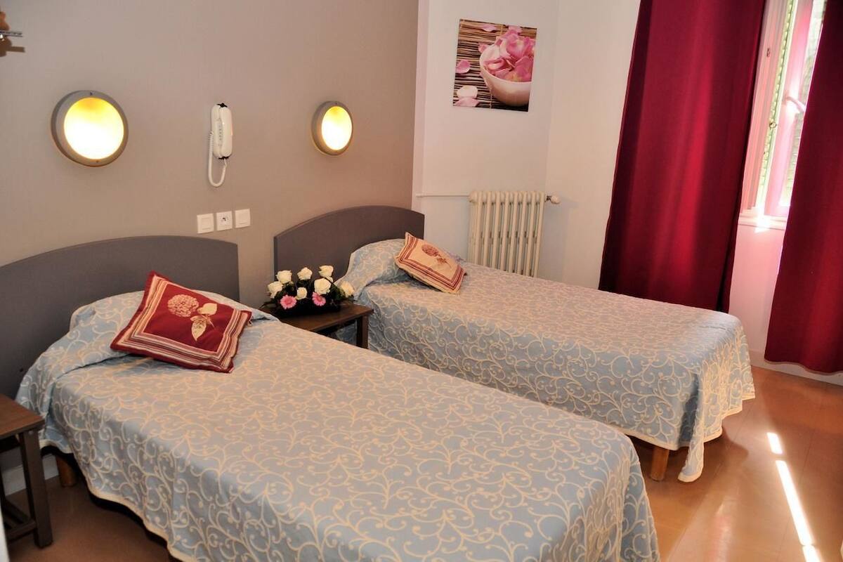 Twin Room | Desk, iron/ironing board (on request), cribs (free), WiFi (free)