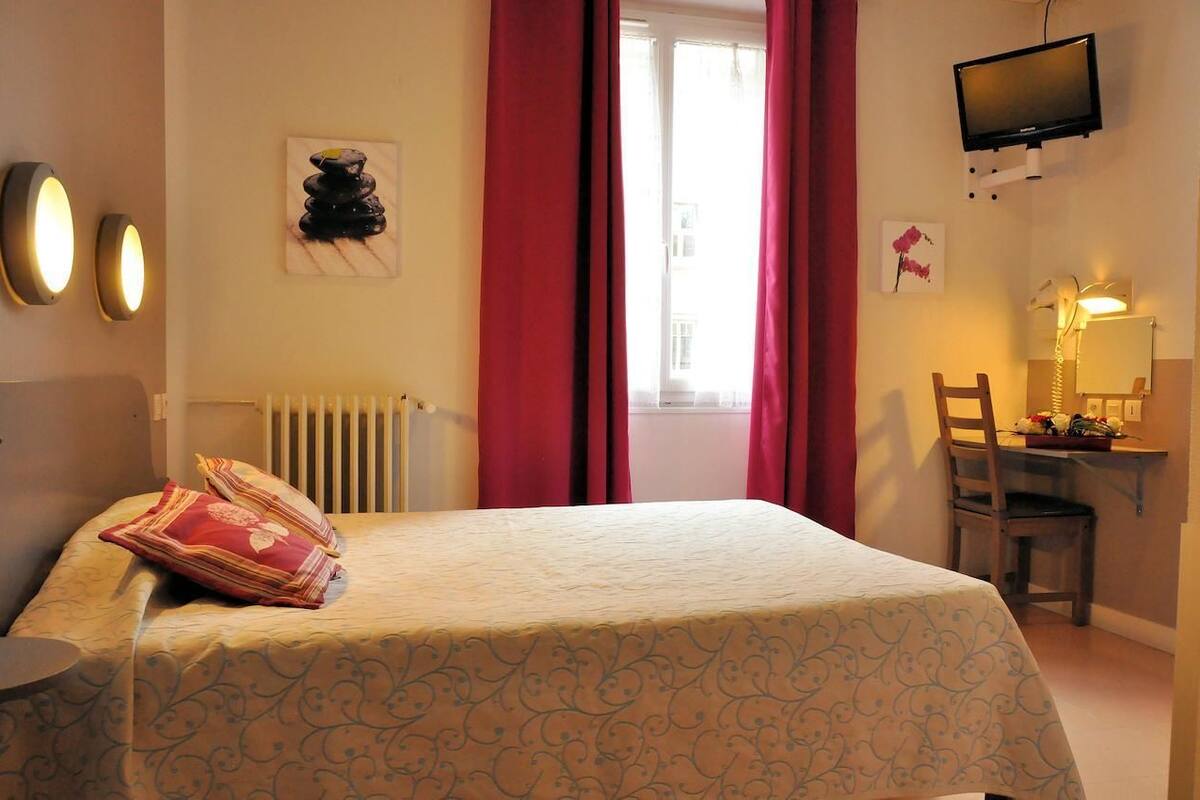 Room, 3 Bedrooms (3 chambres communicantes) | Desk, iron/ironing board (on request), cribs (free), WiFi (free)