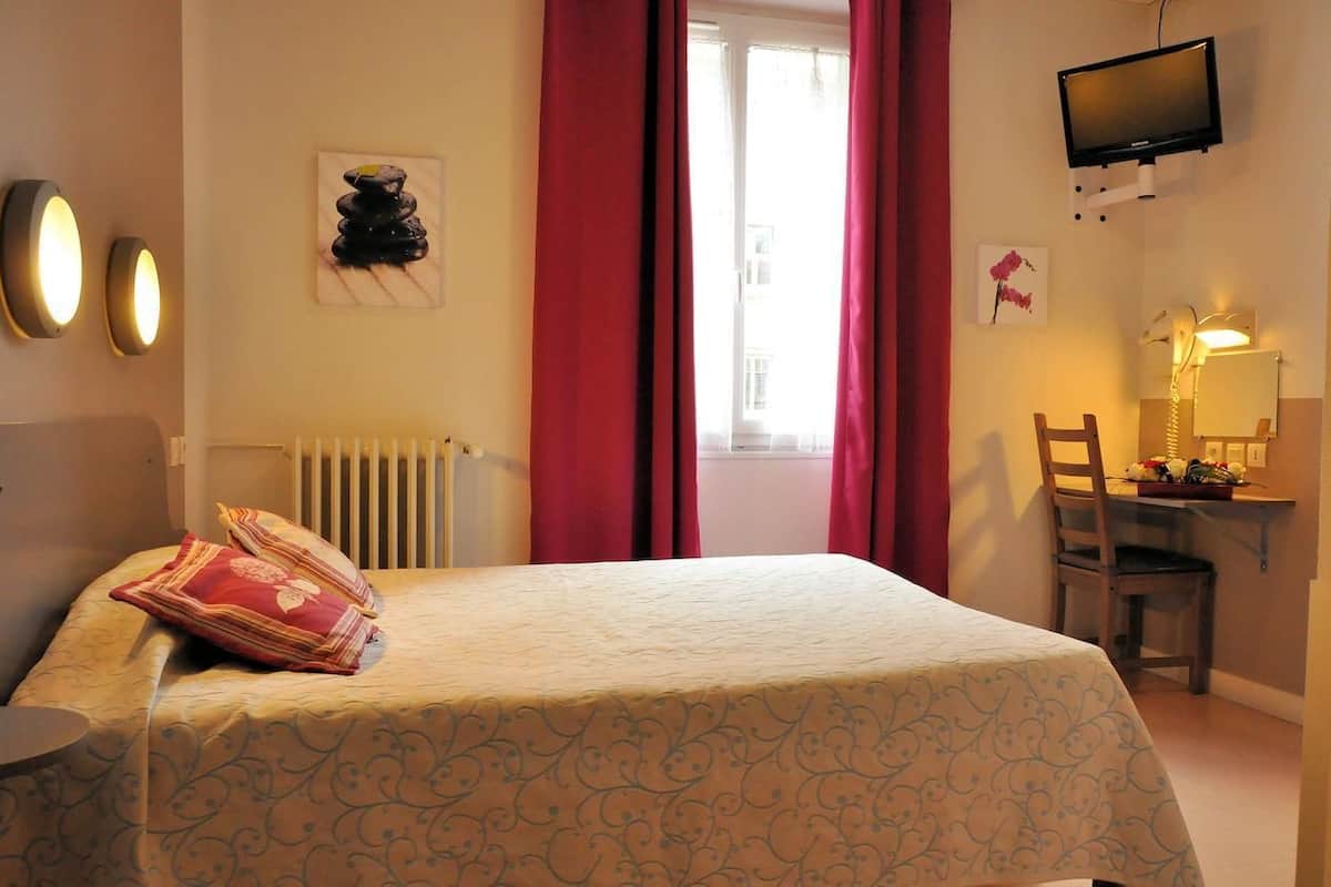 Zimmer, 3 Schlafzimmer (3 chambres communicantes) | Schreibtisch, Bügeleisen/Bügelbrett, kostenlose Babybetten