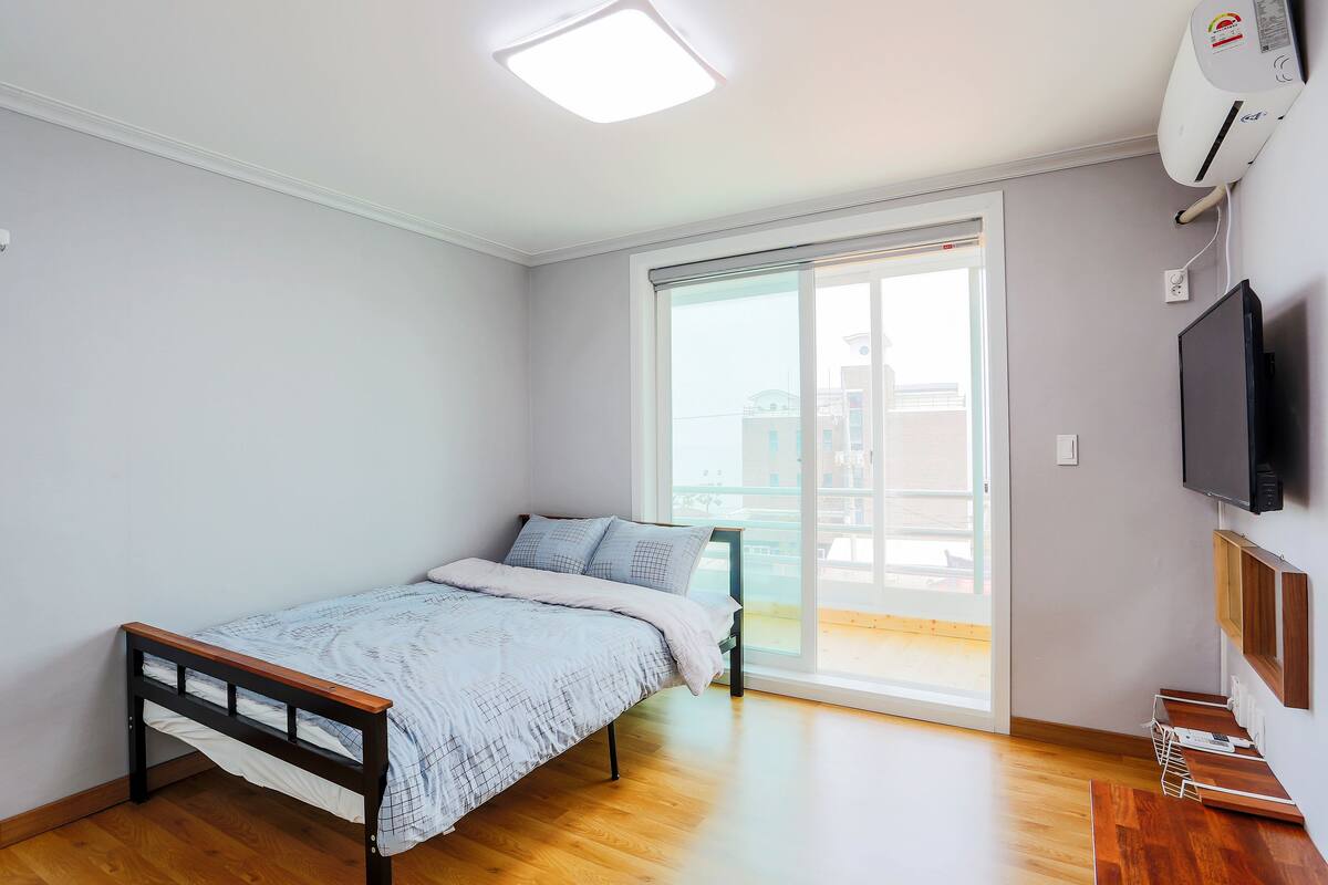 Premium bedding, free WiFi