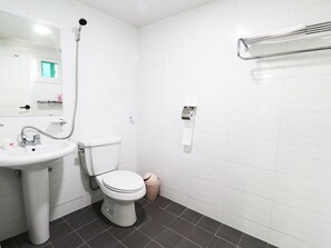 Casa familiar, 2 habitaciones, 2 baños, vistas al mar | Baño | Ducha, artículos de higiene personal gratuitos y secador de pelo