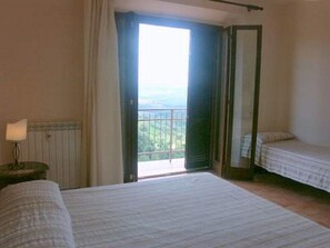 Habitación triple, balcón | Cunas y ropa de cama
