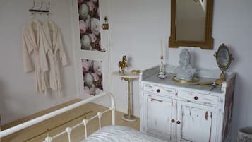 Room (Le Lys) | Blackout drapes, soundproofing, free WiFi, bed sheets
